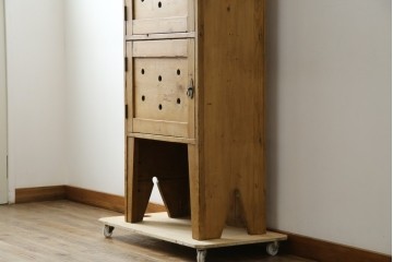 イギリスアンティーク　Lloyd’s Antiques(ロイズアンティークス)取り扱い　パイン材らしい柔らかな風合いが魅力の縦型キャビネット　(R-086203)