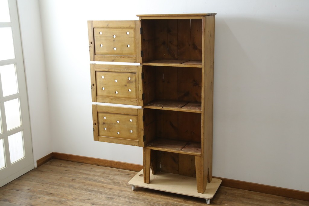 イギリスアンティーク　Lloyd’s Antiques(ロイズアンティークス)取り扱い　パイン材らしい柔らかな風合いが魅力の縦型キャビネット　(R-086203)