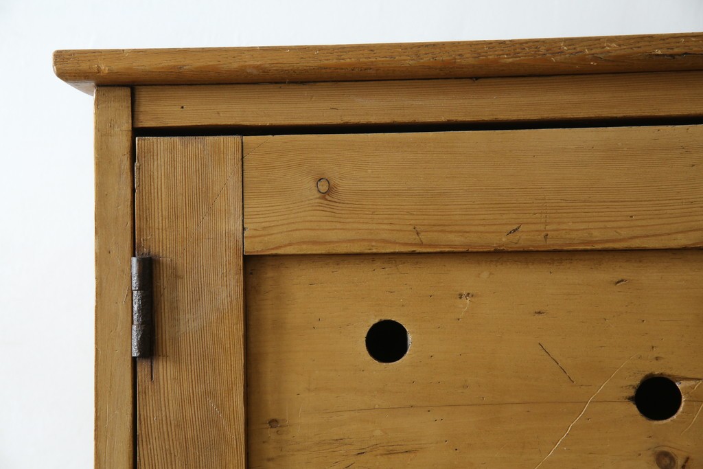 イギリスアンティーク　Lloyd’s Antiques(ロイズアンティークス)取り扱い　パイン材らしい柔らかな風合いが魅力の縦型キャビネット　(R-086203)