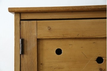 イギリスアンティーク　Lloyd’s Antiques(ロイズアンティークス)取り扱い　パイン材らしい柔らかな風合いが魅力の縦型キャビネット　(R-086203)