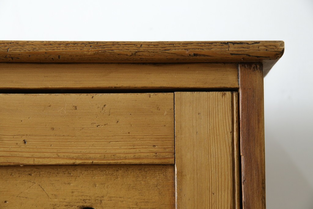 イギリスアンティーク　Lloyd’s Antiques(ロイズアンティークス)取り扱い　パイン材らしい柔らかな風合いが魅力の縦型キャビネット　(R-086203)