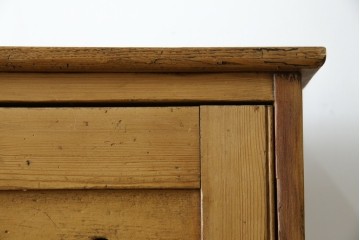 イギリスアンティーク　Lloyd’s Antiques(ロイズアンティークス)取り扱い　パイン材らしい柔らかな風合いが魅力の縦型キャビネット　(R-086203)