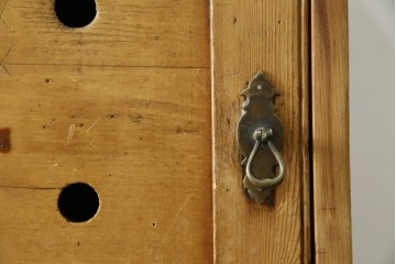 イギリスアンティーク　Lloyd’s Antiques(ロイズアンティークス)取り扱い　パイン材らしい柔らかな風合いが魅力の縦型キャビネット　(R-086203)