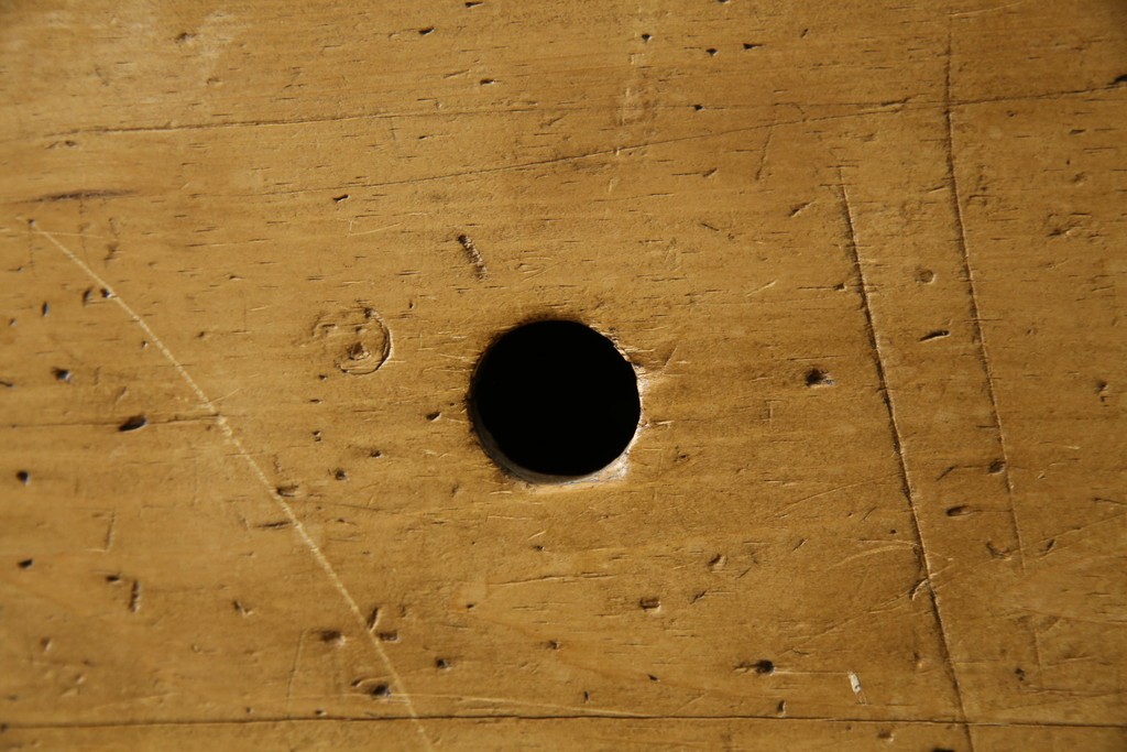 イギリスアンティーク　Lloyd’s Antiques(ロイズアンティークス)取り扱い　パイン材らしい柔らかな風合いが魅力の縦型キャビネット　(R-086203)