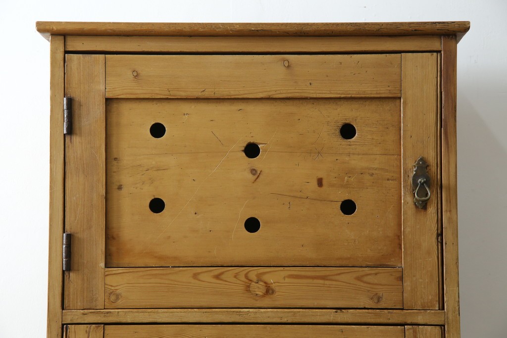 イギリスアンティーク　Lloyd’s Antiques(ロイズアンティークス)取り扱い　パイン材らしい柔らかな風合いが魅力の縦型キャビネット　(R-086203)