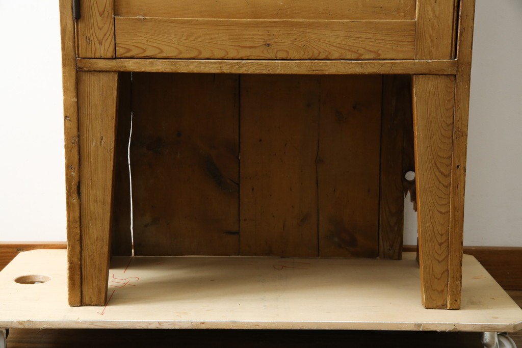 イギリスアンティーク　Lloyd’s Antiques(ロイズアンティークス)取り扱い　パイン材らしい柔らかな風合いが魅力の縦型キャビネット　(R-086203)