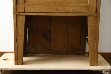 イギリスアンティーク　Lloyd’s Antiques(ロイズアンティークス)取り扱い　パイン材らしい柔らかな風合いが魅力の縦型キャビネット　(R-086203)