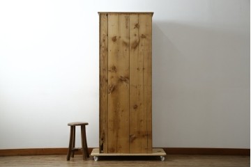 イギリスアンティーク　Lloyd’s Antiques(ロイズアンティークス)取り扱い　パイン材らしい柔らかな風合いが魅力の縦型キャビネット　(R-086203)