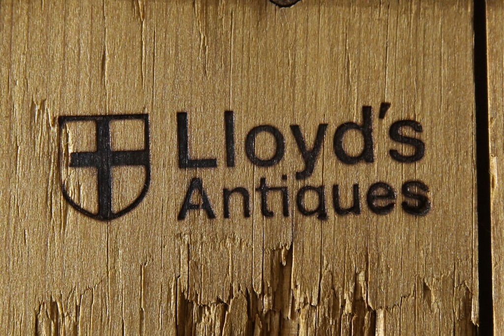 イギリスアンティーク　Lloyd’s Antiques(ロイズアンティークス)取り扱い　パイン材らしい柔らかな風合いが魅力の縦型キャビネット　(R-086203)