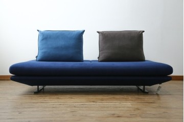 中古　美品　ほぼ未使用　Ligne roset(リーン・ロゼ)　ROSETPrado(ロゼプラド)　深みのあるブルーの2Pソファ　定価約80万円　(R-086204)