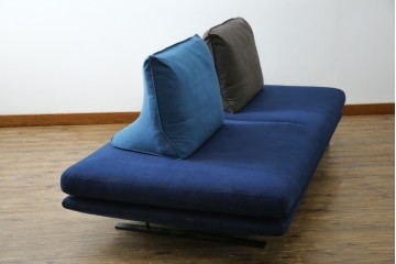 中古　美品　ほぼ未使用　Ligne roset(リーン・ロゼ)　ROSETPrado(ロゼプラド)　深みのあるブルーの2Pソファ　定価約80万円　(R-086204)
