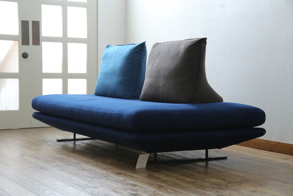 中古　美品　ほぼ未使用　Ligne roset(リーン・ロゼ)　ROSETPrado(ロゼプラド)　深みのあるブルーの2Pソファ　定価約80万円　(R-086204)