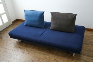 中古　美品　ほぼ未使用　Ligne roset(リーン・ロゼ)　ROSETPrado(ロゼプラド)　深みのあるブルーの2Pソファ　定価約80万円　(R-086204)