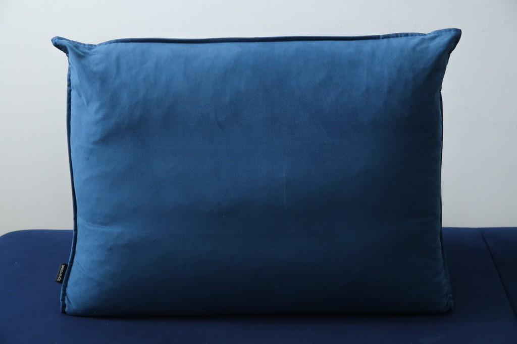 中古　美品　ほぼ未使用　Ligne roset(リーン・ロゼ)　ROSETPrado(ロゼプラド)　深みのあるブルーの2Pソファ　定価約80万円　(R-086204)