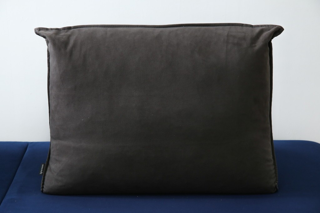 中古　美品　ほぼ未使用　Ligne roset(リーン・ロゼ)　ROSETPrado(ロゼプラド)　深みのあるブルーの2Pソファ　定価約80万円　(R-086204)