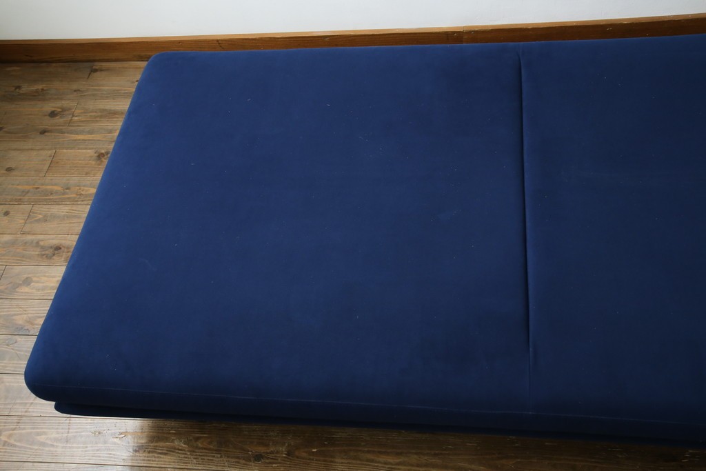 中古　美品　ほぼ未使用　Ligne roset(リーン・ロゼ)　ROSETPrado(ロゼプラド)　深みのあるブルーの2Pソファ　定価約80万円　(R-086204)