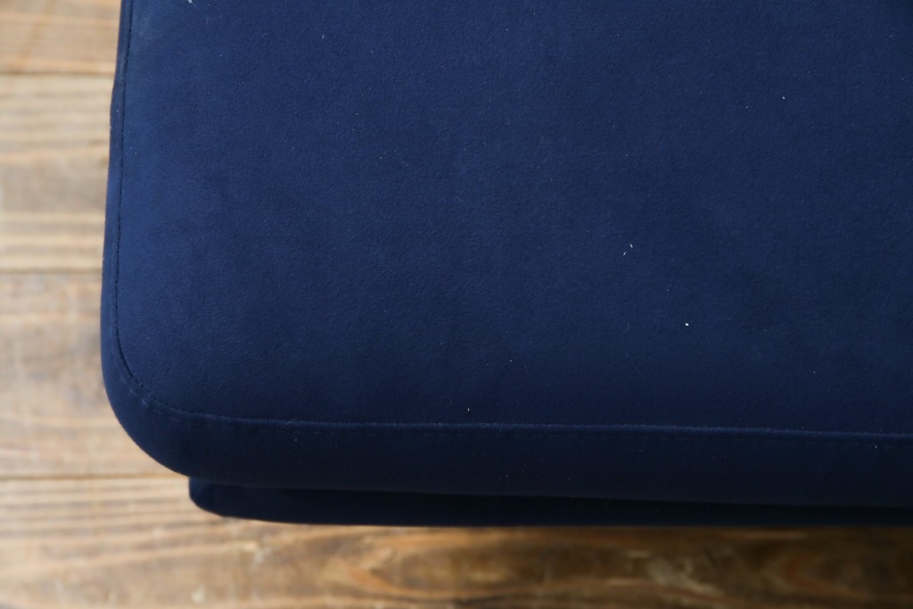 中古　美品　ほぼ未使用　Ligne roset(リーン・ロゼ)　ROSETPrado(ロゼプラド)　深みのあるブルーの2Pソファ　定価約80万円　(R-086204)