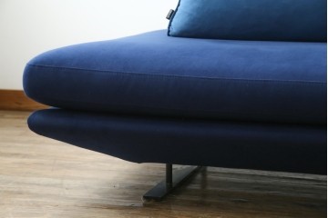 中古　美品　ほぼ未使用　Ligne roset(リーン・ロゼ)　ROSETPrado(ロゼプラド)　深みのあるブルーの2Pソファ　定価約80万円　(R-086204)