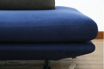 中古　美品　ほぼ未使用　Ligne roset(リーン・ロゼ)　ROSETPrado(ロゼプラド)　深みのあるブルーの2Pソファ　定価約80万円　(R-086204)