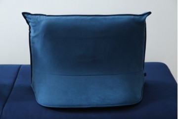 中古　美品　ほぼ未使用　Ligne roset(リーン・ロゼ)　ROSETPrado(ロゼプラド)　深みのあるブルーの2Pソファ　定価約80万円　(R-086204)