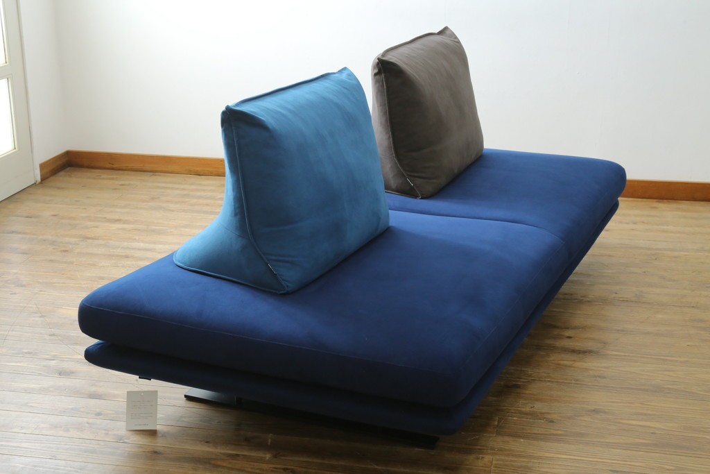 中古　超美品　ほぼ未使用　Ligne roset(リーン・ロゼ)　ROSETPrado(ロゼプラド)　深みのあるブルーの2Pソファ　定価約80万円　(R-086204)