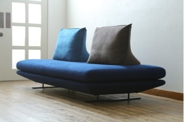中古　超美品　ほぼ未使用　Ligne roset(リーン・ロゼ)　ROSETPrado(ロゼプラド)　深みのあるブルーの2Pソファ　定価約80万円　(R-086204)