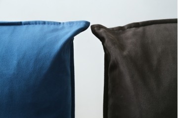 中古　超美品　ほぼ未使用　Ligne roset(リーン・ロゼ)　ROSETPrado(ロゼプラド)　深みのあるブルーの2Pソファ　定価約80万円　(R-086204)