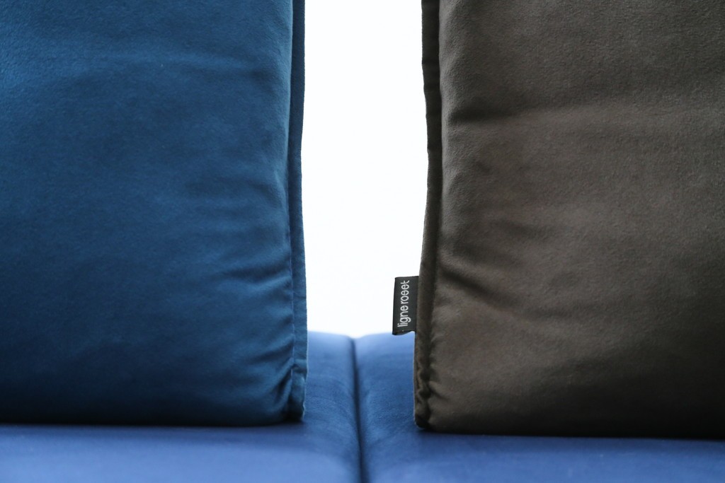 中古　超美品　ほぼ未使用　Ligne roset(リーン・ロゼ)　ROSETPrado(ロゼプラド)　深みのあるブルーの2Pソファ　定価約80万円　(R-086204)