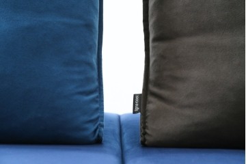 中古　超美品　ほぼ未使用　Ligne roset(リーン・ロゼ)　ROSETPrado(ロゼプラド)　深みのあるブルーの2Pソファ　定価約80万円　(R-086204)