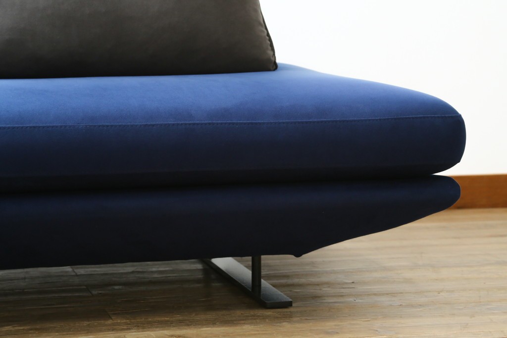 中古　超美品　ほぼ未使用　Ligne roset(リーン・ロゼ)　ROSETPrado(ロゼプラド)　深みのあるブルーの2Pソファ　定価約80万円　(R-086204)