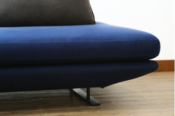 中古　超美品　ほぼ未使用　Ligne roset(リーン・ロゼ)　ROSETPrado(ロゼプラド)　深みのあるブルーの2Pソファ　定価約80万円　(R-086204)