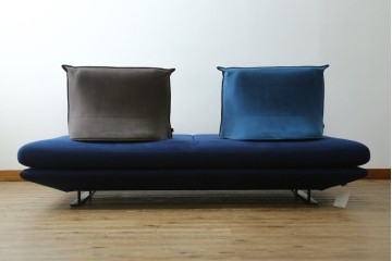 中古　超美品　ほぼ未使用　Ligne roset(リーン・ロゼ)　ROSETPrado(ロゼプラド)　深みのあるブルーの2Pソファ　定価約80万円　(R-086204)