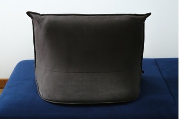 中古　超美品　ほぼ未使用　Ligne roset(リーン・ロゼ)　ROSETPrado(ロゼプラド)　深みのあるブルーの2Pソファ　定価約80万円　(R-086204)