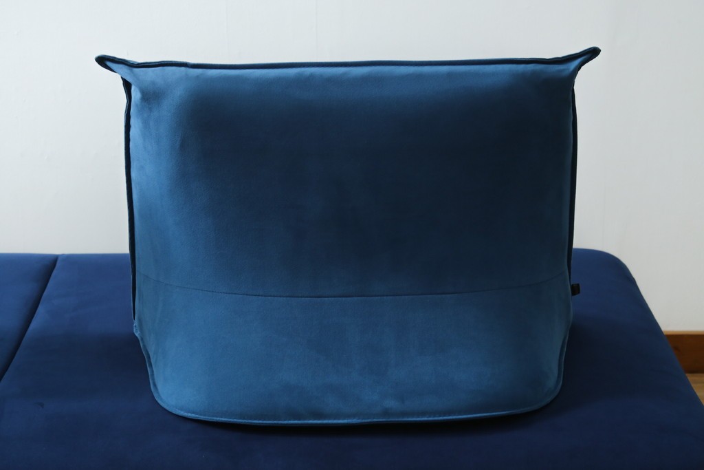 中古　超美品　ほぼ未使用　Ligne roset(リーン・ロゼ)　ROSETPrado(ロゼプラド)　深みのあるブルーの2Pソファ　定価約80万円　(R-086204)