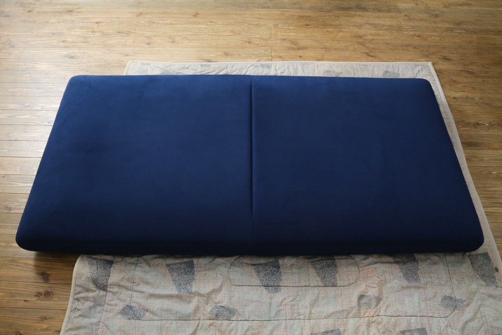 中古　超美品　ほぼ未使用　Ligne roset(リーン・ロゼ)　ROSETPrado(ロゼプラド)　深みのあるブルーの2Pソファ　定価約80万円　(R-086204)