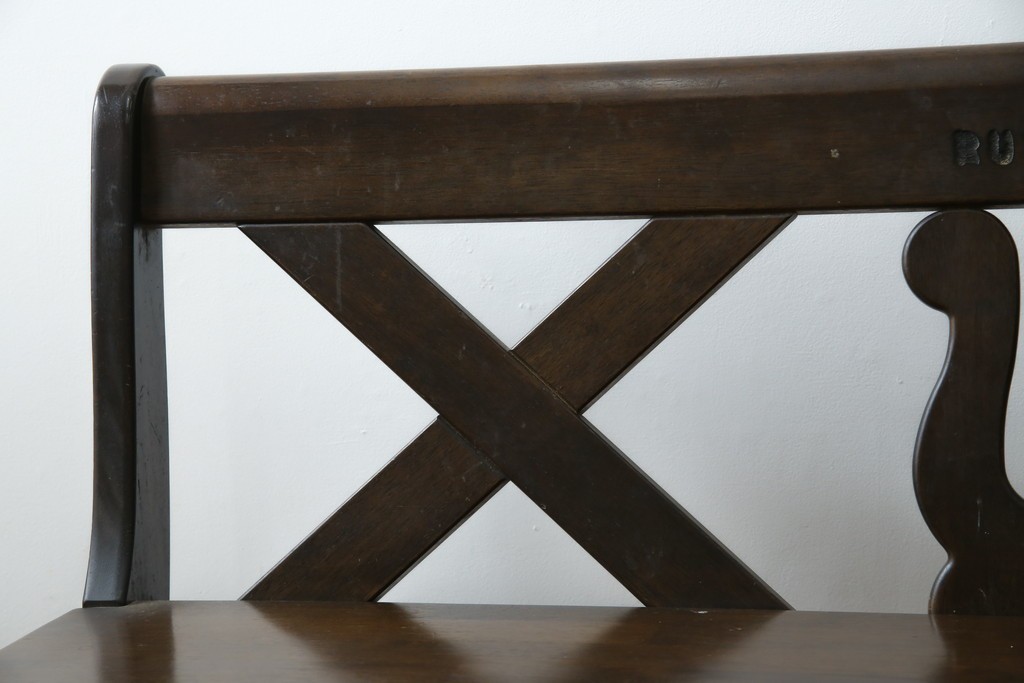 和製ヴィンテージ　オールドカリモク　カリモク家具(karimoku)　RUSTIC(ルスティック)シリーズ　希少な廃番品!　クロスデザインの背もたれが魅力の木製ベンチ　(R-086205)