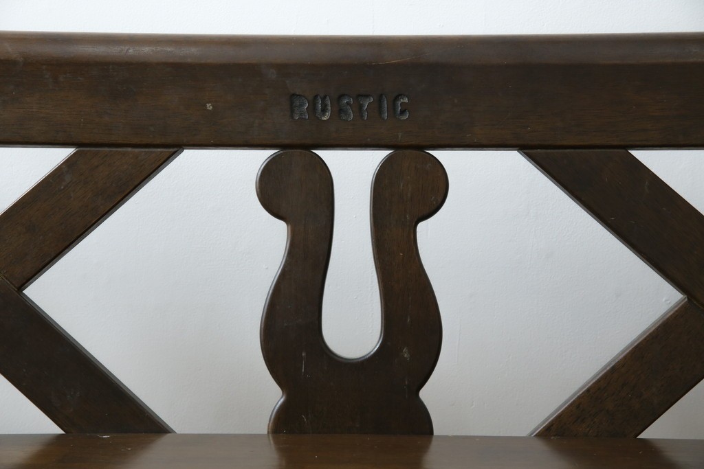 和製ヴィンテージ　オールドカリモク　カリモク家具(karimoku)　RUSTIC(ルスティック)シリーズ　希少な廃番品!　クロスデザインの背もたれが魅力の木製ベンチ　(R-086205)