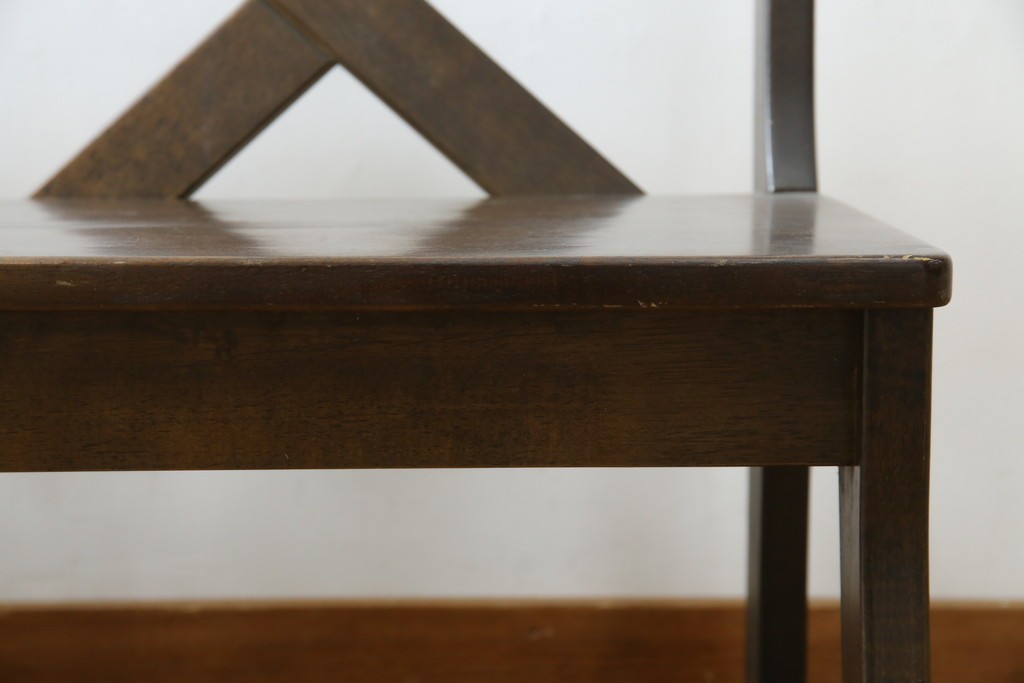 和製ヴィンテージ　オールドカリモク　カリモク家具(karimoku)　RUSTIC(ルスティック)シリーズ　希少な廃番品!　クロスデザインの背もたれが魅力の木製ベンチ　(R-086205)