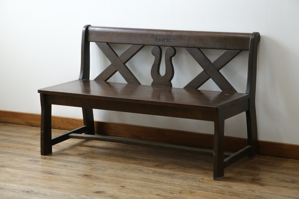 和製ヴィンテージ　オールドカリモク　カリモク家具(karimoku)　RUSTIC(ルスティック)シリーズ　希少な廃番品!　クロスデザインの背もたれが魅力の木製ベンチ　(R-086206)