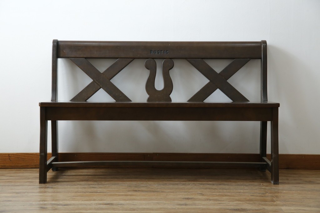 和製ヴィンテージ　オールドカリモク　カリモク家具(karimoku)　RUSTIC(ルスティック)シリーズ　希少な廃番品!　クロスデザインの背もたれが魅力の木製ベンチ　(R-086206)