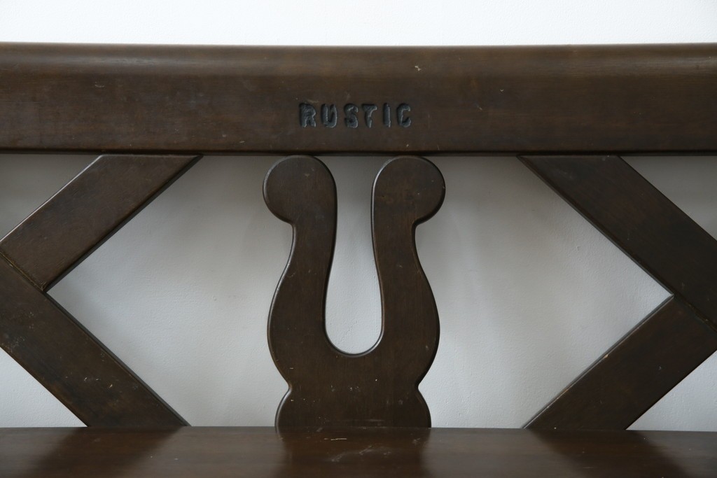 和製ヴィンテージ　オールドカリモク　カリモク家具(karimoku)　RUSTIC(ルスティック)シリーズ　希少な廃番品!　クロスデザインの背もたれが魅力の木製ベンチ　(R-086206)