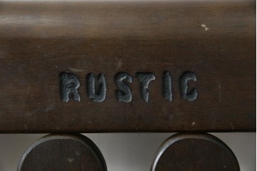 和製ヴィンテージ　オールドカリモク　カリモク家具(karimoku)　RUSTIC(ルスティック)シリーズ　希少な廃番品!　クロスデザインの背もたれが魅力の木製ベンチ　(R-086206)