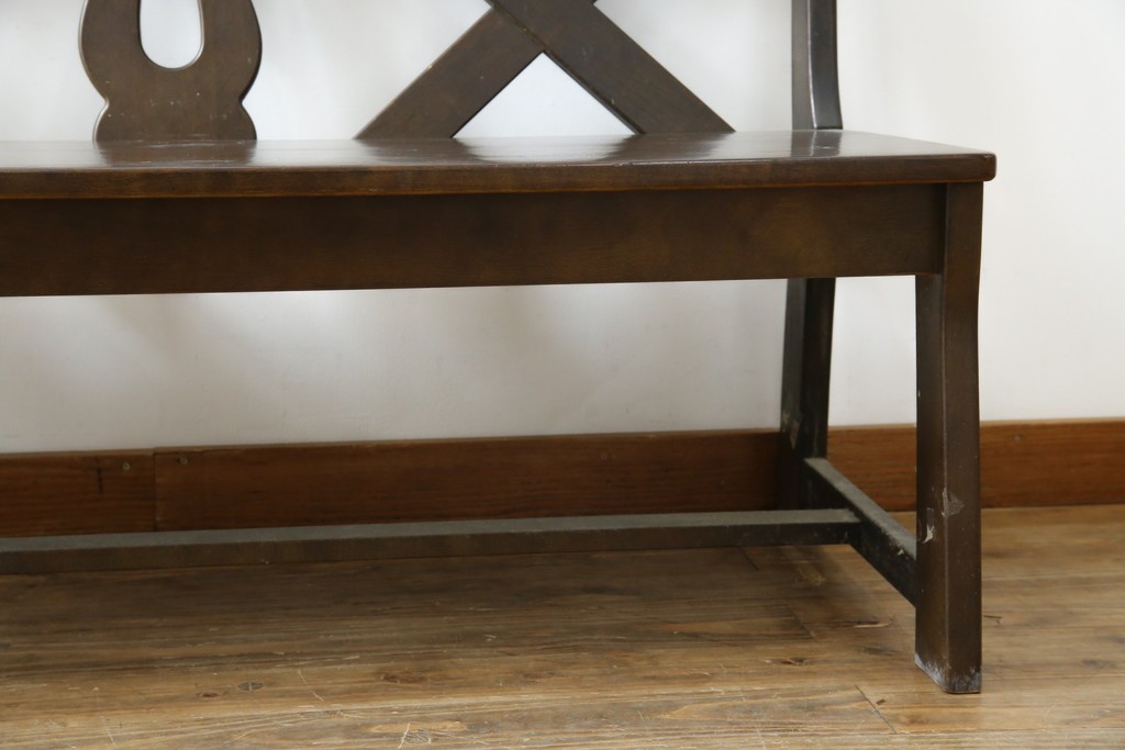 和製ヴィンテージ　オールドカリモク　カリモク家具(karimoku)　RUSTIC(ルスティック)シリーズ　希少な廃番品!　クロスデザインの背もたれが魅力の木製ベンチ　(R-086206)