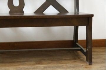 和製ヴィンテージ　オールドカリモク　カリモク家具(karimoku)　RUSTIC(ルスティック)シリーズ　希少な廃番品!　クロスデザインの背もたれが魅力の木製ベンチ　(R-086206)