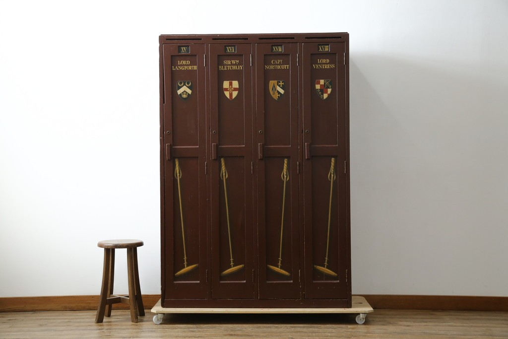 イギリスアンティーク　Lloyd’s Antiques(ロイズアンティークス)取り扱い　紋章入りのポロクラブの4連ロッカー　(R-086207)