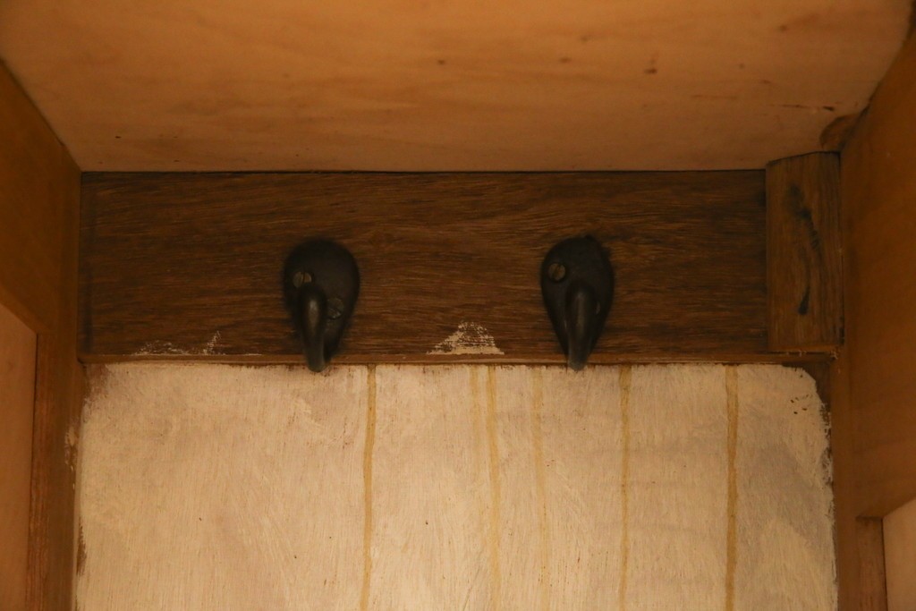 イギリスアンティーク　Lloyd’s Antiques(ロイズアンティークス)取り扱い　紋章入りのポロクラブの4連ロッカー　(R-086207)