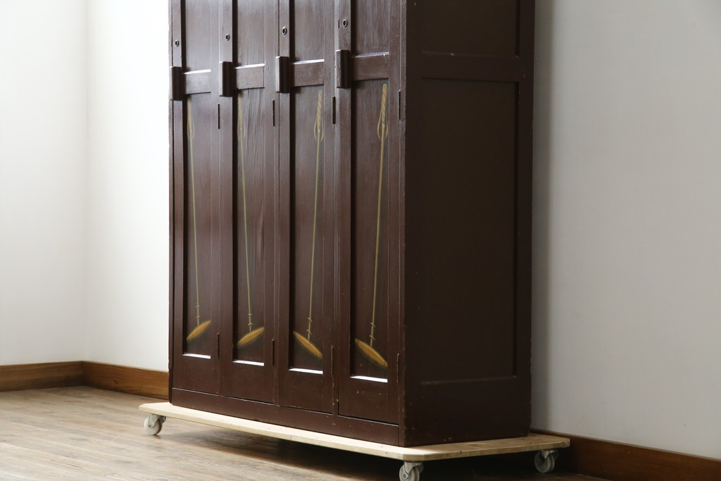 イギリスアンティーク　Lloyd’s Antiques(ロイズアンティークス)取り扱い　紋章入りのポロクラブの4連ロッカー　(R-086207)