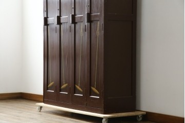 イギリスアンティーク　Lloyd’s Antiques(ロイズアンティークス)取り扱い　紋章入りのポロクラブの4連ロッカー　(R-086207)