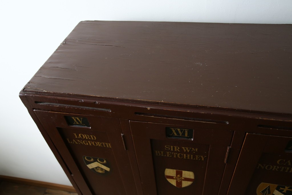 イギリスアンティーク　Lloyd’s Antiques(ロイズアンティークス)取り扱い　紋章入りのポロクラブの4連ロッカー　(R-086207)
