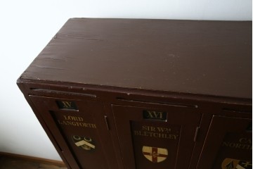 イギリスアンティーク　Lloyd’s Antiques(ロイズアンティークス)取り扱い　紋章入りのポロクラブの4連ロッカー　(R-086207)